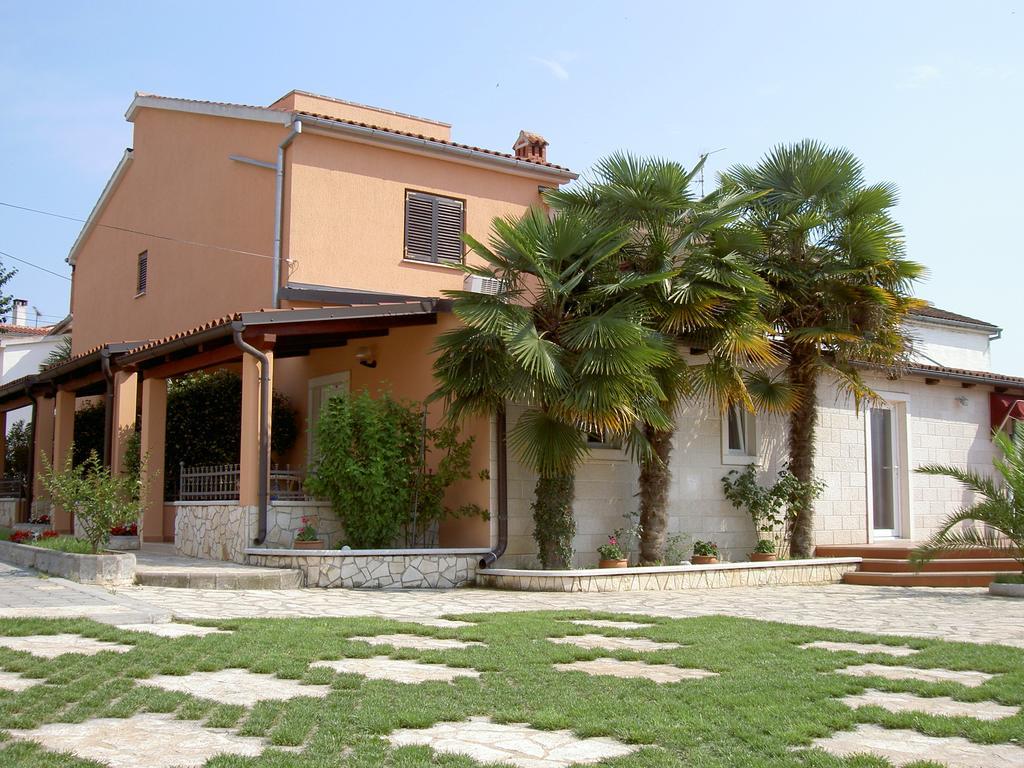 Apartments Kori Funtana Exterior photo